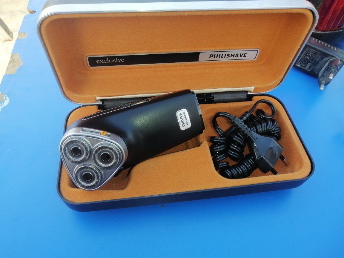 مكينة حلاقة فلبس أصلي كهربائي فقط حلاقة صفر قطع نظيفة جدا سعره ٦٠ ألف الاستفسار الاتصال على الرقم *********** وتوجد خدمة توصيل
