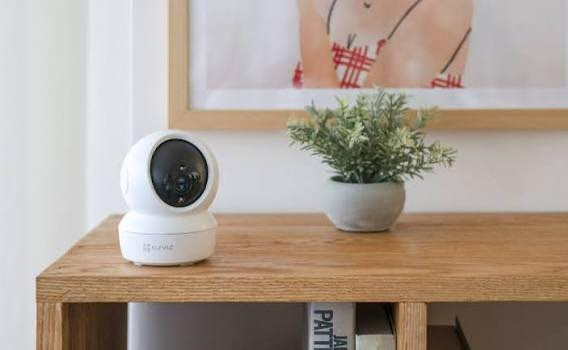 مساء الورد 🌹🌹🌹
كاميرة مراقبه مكتبية تصلح للمنازل والمكاتب والعيادات من شركة EZVIZ وبالمواصفات التالية:-
🔹تغطية بصرية 360 درجة: تدعم الكاميرا الدوران الأفقي بمقدار 340 درجة والرأسي بمقدار 55 درجة، مما يضمن عدم وجود زوايا محجوبة.
🔹جودة الفيديو: تتوفر بعدة دقات تشمل 1080p (Full HD) ونسخ متطورة بدقة 2K (3MP/4MP) لتقديم تفاصيل أكثر وضوحاً.
🔹التتبع الذكي (Smart Tracking): عند اكتشاف جسم متحرك، تقوم الكاميرا بتتبعه تلقائياً مع إرسال تنبيه فوري لهاتفك.
🔹رؤية ليلية ذكية: تستخدم تقنية Smart IR التي تضبط كثافة مصابيح الأشعة تحت الحمراء لمنع التعرض الزائد للضوء، وتصل مسافة الرؤية الليلية إلى 10 أمتار.
🔹التحدث ثنائي الاتجاه: مزودة بميكروفون وسماعة مدمجة تتيح لك التحدث مع المتواجدين في المنزل عبر تطبيق EZVIZ.
🔹وضع الخصوصية: يمكنك بضغطة واحدة في التطبيق تفعيل "وضع النوم" الذي يغلق عدسة الكاميرا لضمان خصوصيتك عند التواجد في المنزل. 
🔹التخزين والاتصال:
تخزين مرن: تدعم بطاقات MicroSD بسعة تصل إلى 256 جيجابايت، بالإضافة إلى خيار التخزين السحابي (EZVIZ CloudPlay).
🔹الاتصال: تعمل عبر شبكة Wi-Fi بتردد 2.4 جيجاهرتز، وتتضمن منفذ Ethernet (RJ45) لاتصال سلكي أكثر استقراراً.
🔹ضغط الفيديو: تدعم تقنية H.265 التي توفر جودة فيديو عالية مع استهلاك نصف مساحة التخزين وعرض النطاق الترددي مقارنة بالتقنيات القديمة.
لمعرفة الأسعار يرجى مراسلة الصفحة 🌺🌺


**إذا كنت صاحب هذا الإعلان وتريد حذفه لأي سبب، رجاءا أرسل رسالة إلى الدعم الفني**