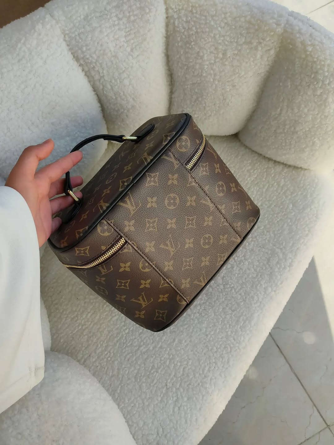 👜 حقيبة كوالتي ممتازة بتصميم راقي يناسب كل إطلالة

✨ الجلد سوفت وناعم والبطانة من الداخل تجنن
✨ طلاء السحاب ثابت، وكذلك طلاء السلسلة ثابت
📏 الحجم وسط والقاعدة ثابتة حتى تحافظ على شكلها
🎀 تجي وياها سيرين إضافية: • سير جلد
• سير سلسلة
🗂️ من الداخل بيها خانتين صغار: واحدة بسحاب، والثانية بدون سحاب حتى ترتبين أغراضج بسهولة.
💄 تصميم عملي متعدد الاستخدامات... يرهم  كجنطة مكياج، جنطة سفر، أو حتى لطبيبات الأسنان والصيدلانيات لحفظ أغراضهم اليومية بشكل مرتب وأنيق. ✨
💰 السعر: 23 ألف
🚚 التوصيل لجميع محافظات العراق: 5 آلاف
📸 التصوير حقيقي من داخل المحل ✨
🎁 ومتوفر عدنا تغليف هدايا أنيق
💝 سعر التغليف: 3 آلاف
📩 للحجز والاستفسار راسلينا بالدايركت، والكمية محدودة. 🤍


**إذا كنت صاحب هذا الإعلان وتريد حذفه لأي سبب، رجاءا أرسل رسالة إلى الدعم الفني**