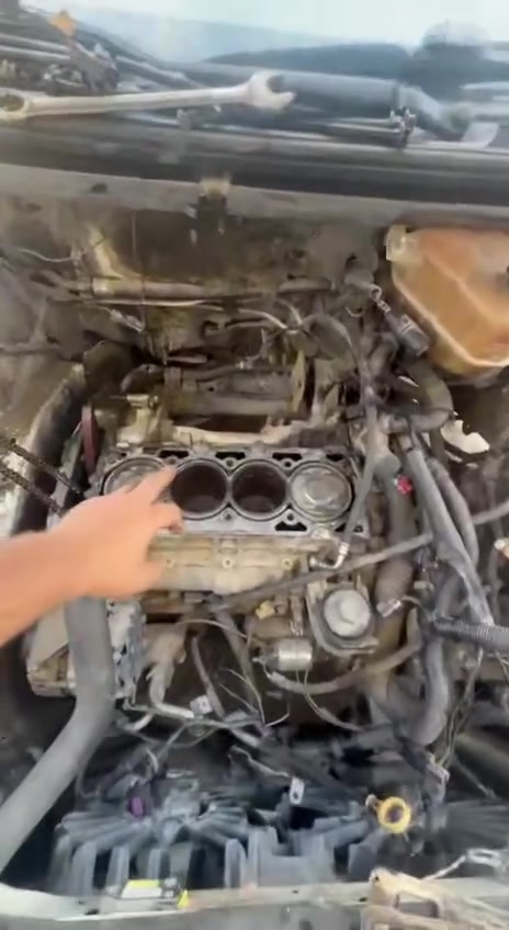 جانب من اعمال ورشتنا سيارة اخونا السيد تبديل كازكيت ورواجز وحل مشكلة الحماوة والخربطة العنوان بغداد خلف مرور الرستمية ***********
