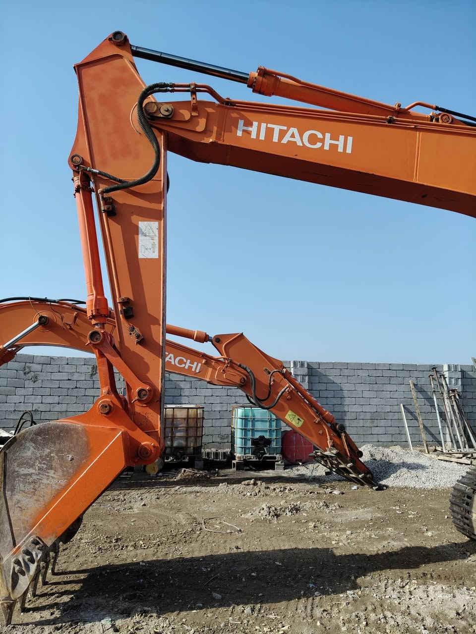 السلام عليكم حفارة هيتاشي z3  210H للبيع ٢٠١٣ العنوان الكوت الحي الصناعي حفارة جاهزة كل نقص مابيه للاستفسار ***********
