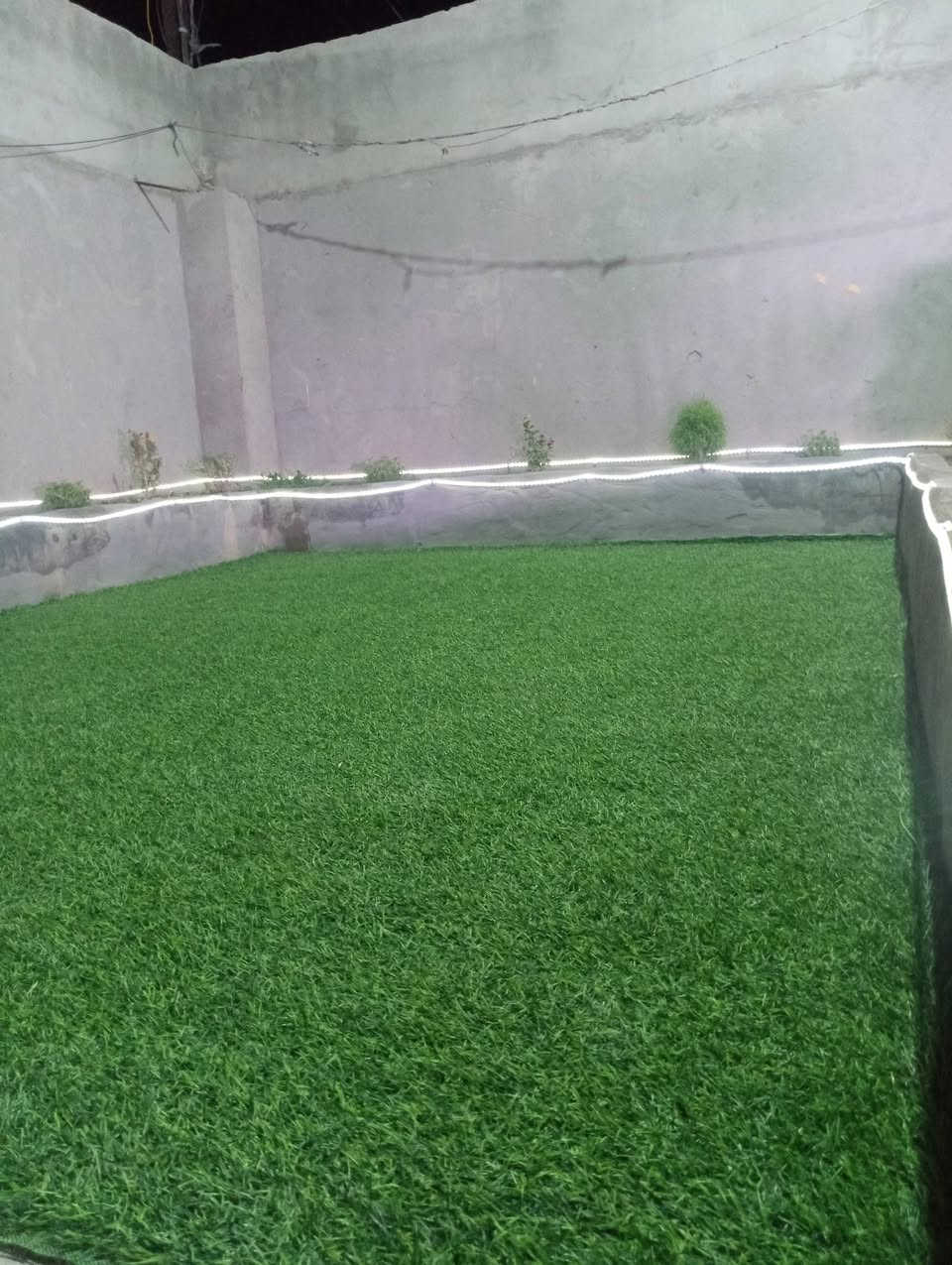 هالسلام عليكم بيت للبيع مساحه 230.   بناء طابوك يحتوي . على غرف نوم عدد.2.   5/4.  وصاله 6/4ونص  . ومطبخ 5/4.  والاستقبال 4ونص/7.  ومجمع صحيات داخل وخارج يحتوي على قمريه 6/6 . وطارمه كاشي و ارضيه البيت كاشي بلكامل . و سطح البيت فرشي بلكامل وموقع البيت قريب على الشارع العام  مكان البيت حله ورديه خارج منطقه فلاح المشعل للاستفسار الاتصال على الارقام التاليه ***********/***********
