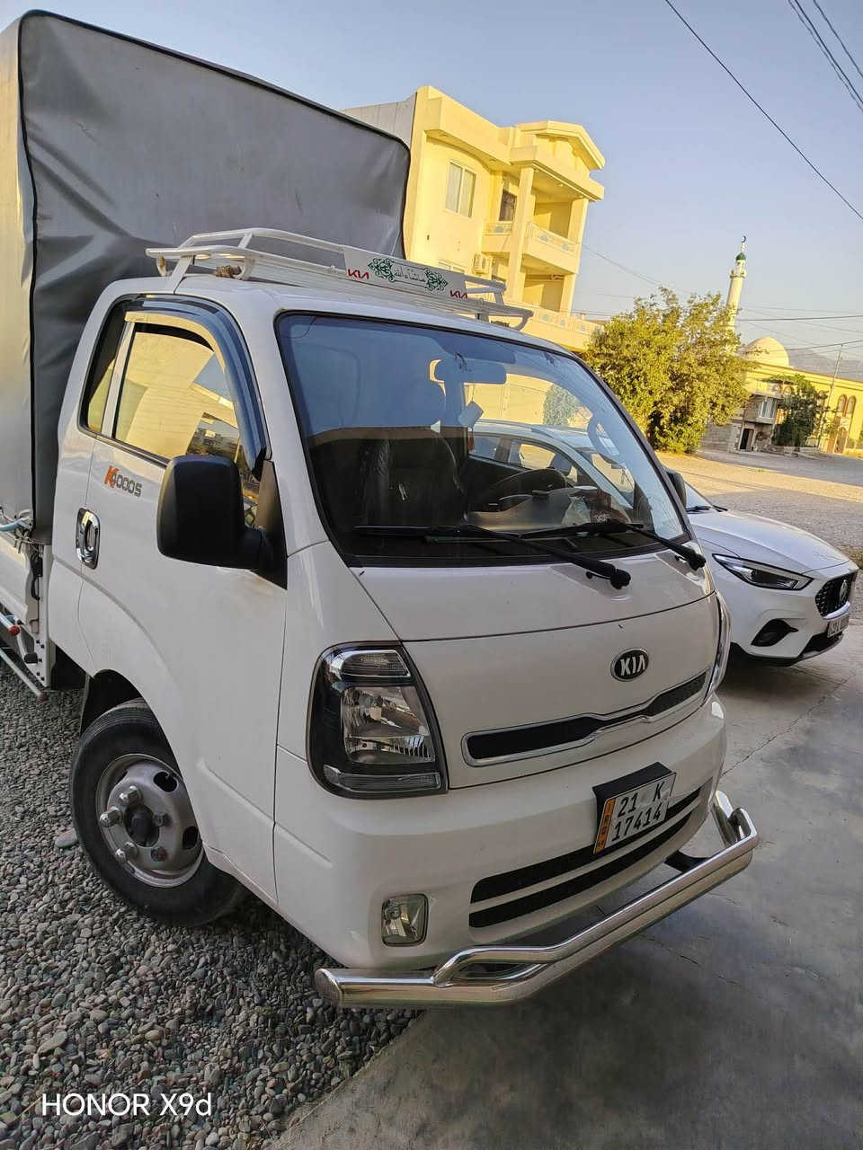 ## 🚗 **بۆ فرۆشتن: کیا مۆدێل 2022 (زۆر پاک و بێخەوش)**
• **جۆری ئۆتۆمبێل:** کیا (KIA)
• **مۆدێل:** 2022
• **قەبارەی مەکینە:** 4000 (چوار هەزار)
• **کیلۆمەتر:** 82 هەزار کم ڕۆیشتووە
• **گێڕ:** ئاسایی (عادی)
• **خاوەندارێتی:** بەناوی خۆمانەوەیە (سەنەوی و بەڵگەنامەکانی تەواوە)
### ✨ **تێبینی و تایبەتمەندییەکان:**
 * ئۆتۆمبێلەکە **زۆر زۆر پاکە** و لەسەر ک bەلی خۆیەتی.
 * **هەموو گیانی بەشەرتە** (مەکینە، گێڕ، بەدەن و کارەبایی).
### 💰 **نرخ:**
 * **205 وەرەقە ($20,500)** و کەمێک معامەلەشی تێدایە.
### 📞 **بۆ پەیوەندی و زانیاری زیاتر:**
 * **ژمارە تەلەفۆن:** *********** بشدار, السليمانية
