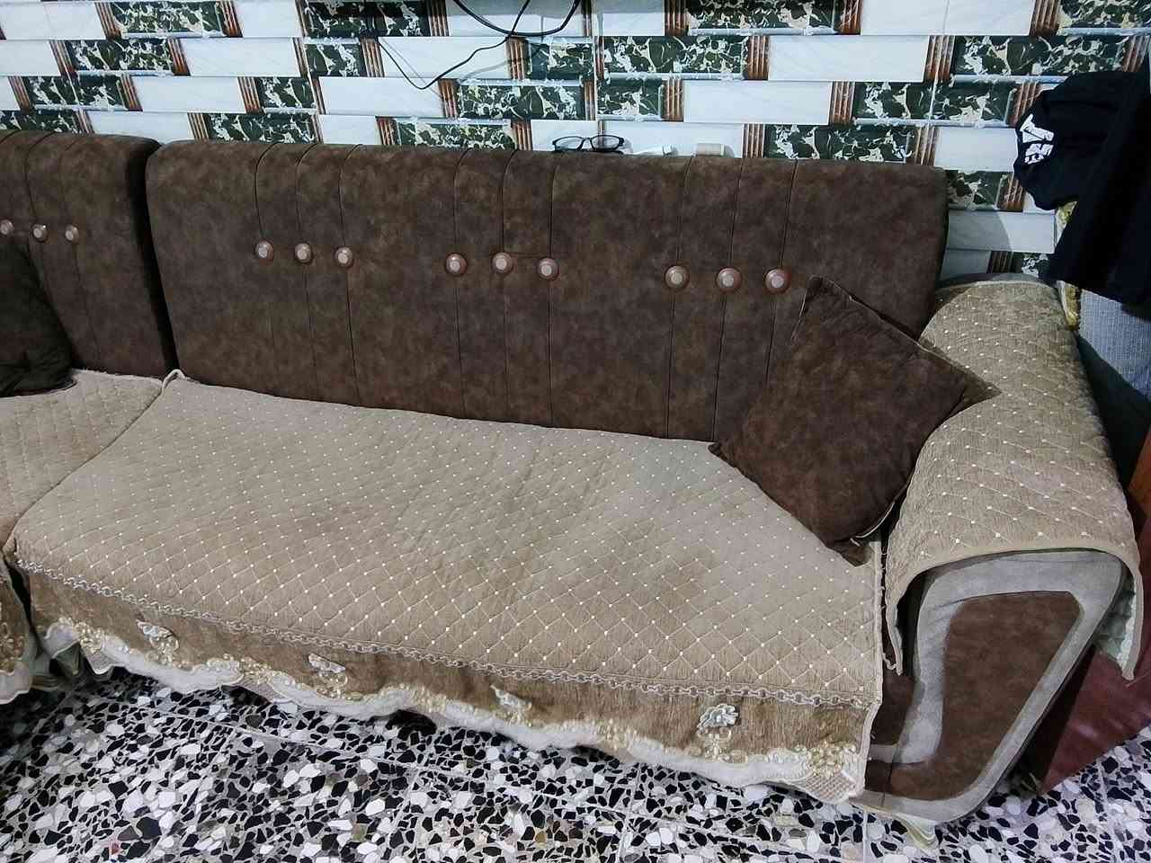 السلام عليكم ديوان عشر مقاعد للبيع المكان الزعفرانيه 
***********
