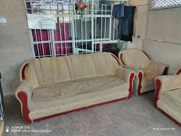 السلام عليكم عندي قنفات اريد ابيعهن ابسعر مناسب مكان جسر ديالى القديم ***********  السعر 35
