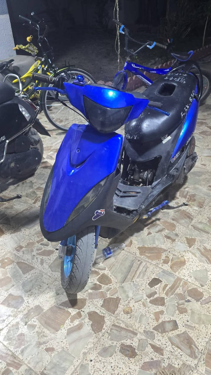 ماكس عدله 2006
الدراجه تاركها وجاي ارتب بيها المكينه مبدل بيها بس ولف واحد 

الصالنصه عندي حلزوني (اصليه)
كشن ابو الفتحه اذا تريده او انطيك كشن بلادي
صدر رياضي قزم 
فج وصينيه اربعه بستم
كهربائياتها كلها جديده والدراجه ناعمه وشرط الفحص اذا ماعجبتك مرجوعه
 السعر 700 وبيها مجال للاستفسار خاص او ***********
