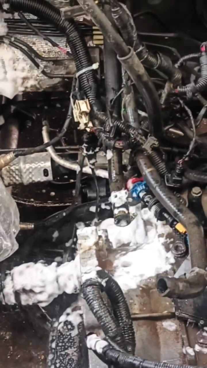من اعمالنه اول مرحله🤌
قبل⚙️ تجفيت المحرك 🚗
🧴تنضيف الحوض السياره 🚿
ابو عباس الساعدي ***********
