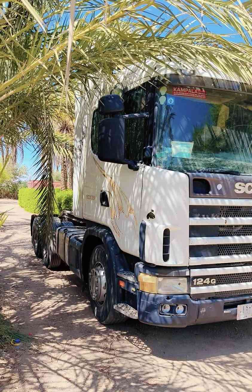 سلام عليكم سكانيه للبيع موديل 2000 مكفولة سياره خير من الله كير 3ب3 مكينته 6 انجكتر خطين تريد رأس أو رأس وعربانه للاستفسار الاتصال /***********//***********
