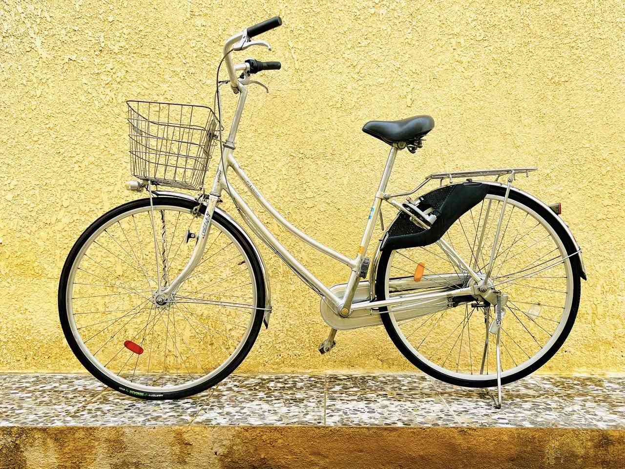 السلام عليكم
بايسكل بناتي ياباني حجم 27 ، لون سلفر مميز،
گير داخلي 3 نمر وحساس امامي ثلجي
قفل خلفي برجستون 🔐
سلة ستيل أصلية 🧺 
سيباية ستيل وسرج طبي مريح جداً،
ويل فافون برجستون أصلي ضد الزنجار
البايسكل كامل من كلشي وكلش نظيف 
وضع حاوية وغير مستخدم ..
سعره 140 ألف وبي مجال للطيبين
للتواصل عالخاص وهذا رقمي بي واتساب
***********
