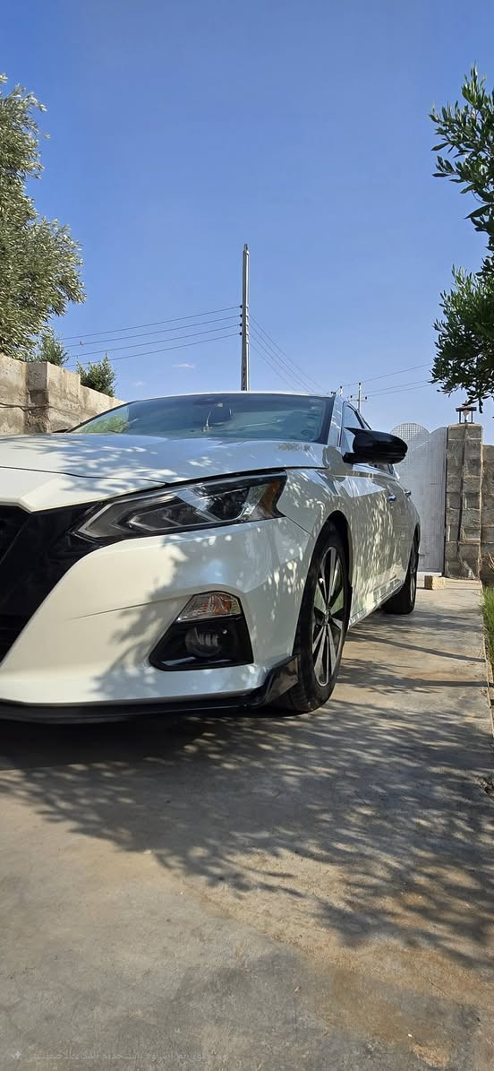 ‏نيسان التيما بلاتينيوم platinum اللون ابيض صدفي اعلى مواصفات
‏موديل : 2020
‏السعر :168 وبي مجال
‏ضرر جاملغ وباب جهه سكن 
‏ماشيه 77 ميل 
‏ارباك برده وراجع سستم فقط
‏حجم المحرك : 4 ) 2.5L, سلندر)
‏فول كماليات من مرايات باتمان واسكوب جامات وكاربون فايبر ليد محيطي داخلي 360
‏بصمة ابواب
‏بصمة تشغيل 
‏Remote Start : تشغيل عن بعد
‏شاشة كبيرة
‏كاميرا 360  وتحسس وتحذير صوتي ب أجسام 
‏Auto Stard : اوتو ستارت
‏سلايت روف 
‏نظام سياقه ذاتيه
‏رادار امامي (تحديد مسار)
‏رادار جانبي (نقاط عمياء)
‏رادار خلفي (التحذير من الاصطدام)
‏Automatic Emergency - فرملة طوارئ أوتوماتيك
‏Braking
‏سات خلفي
‏Sport : نظام
‏تحكم ستيرن
‏كشنات كهربائي
‏كشنات ميموري 
‏كشنات جلد
‏تدفئة كشنات
‏كشن سايق نظام رجعي عنده إطفاء سياره
‏تبريد لمس قطعيتن 
‏نظام خرائط GPS
‏نظام بوصله
‏Apple CarPlay & Android Auto شاشه
‏Heated Steering Whee- ستيرن تدفأة
‏Heated Front Seats - مقاعد أمامية تافئه
‏Bose Audio (9 - (سماعات 9) Bose نظام صوت
‏Speakers)
‏مرايات جانبه قلاب عنده رجوع الى خلف
‏مشدود الها براد للكير بلادي خليجي مكانها بلادي 
‏محرك والكير مكفولات
‏سياره عليها ادامه كامله دهن بريك دسكات دبلات وصدر كامل 
‏ادامه كامله تخم نوزل وبلكات وفيول بم جديد مال كصه فتحتها موديل 2024
‏شاد الها اويل كاجكان حتى تبقه غرفه احتراق نظيفه
‏وتنظيف غرفه احتراق وادامه كامله
‏حجر بلادي
‏وبعد هواية مواصفات ... 
سياره بدون اي نقص 
‏كفالة شواصي ولغود
‏مكان سياره ديالى خانقين
‏تفاصيل اكثر الاتصال
‏***********
‏
