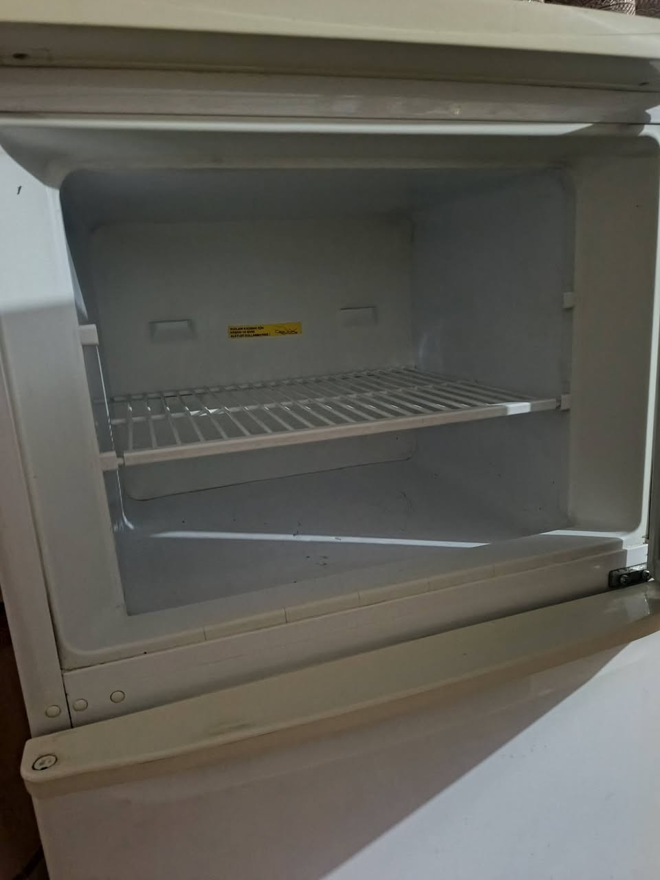 السلام عليكم ثلاجة للبيع 16قدم جديدة بمعنة الكلمة شرط التجميد سعرها 200وبيها مجال تفاصيل اكثر اتصل/*********** مومتواجد عل فيس
