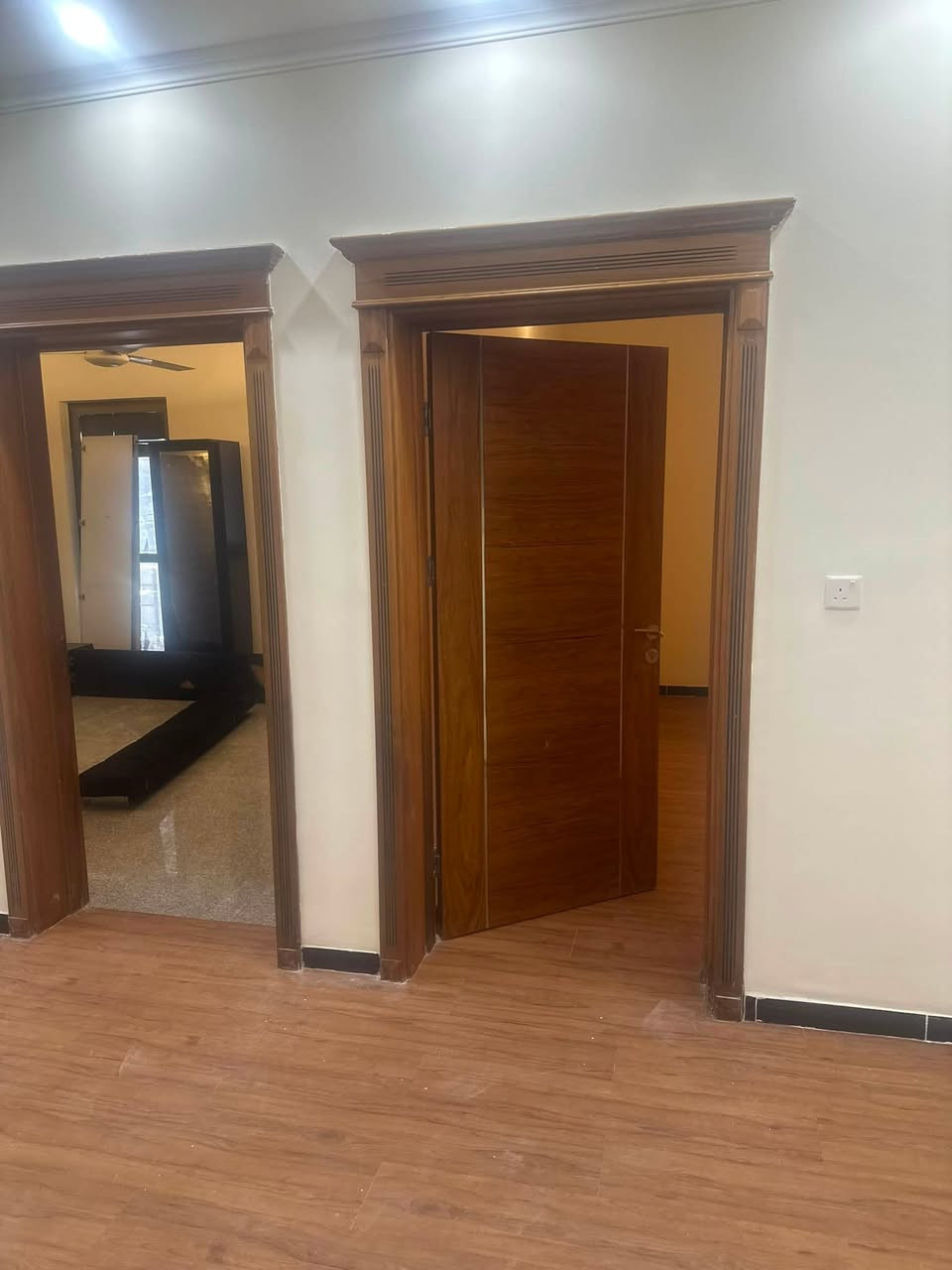 شقة للإيجار  سكني (فارغ -مجهز سبالت وكاونتر المطبخ)
طابق ثالث
📍الموقع كراده. خارج
تتكون. من
_ثلاث غرف نوم 
_مطبخ 
_صاله 
_حمام 
 قيمة الايجار 750$
(***********) واتساب. فقط
