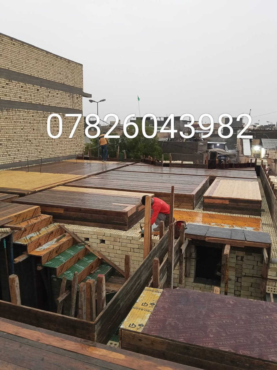 تم بفضل الله تعالى وبركاته صب سطح مساحته 190 متر في دور الضباط والتوفيق للجميع ان  شاء الله اخوكم احمد النجار لجميع اعمال النجاره والتسليح والصب عمل او كرسته وعمل ***********
