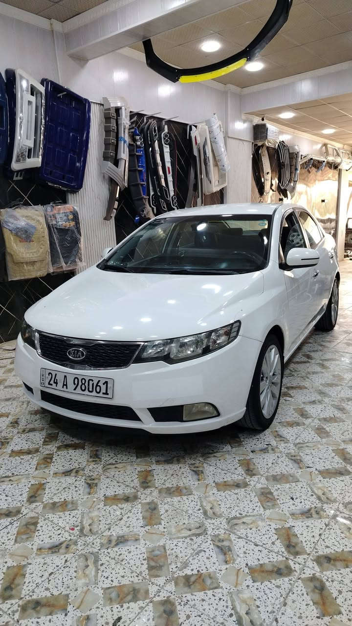 كيا سيراتو 2013 خليجي محرك 2000 
رقم دولي شفتات ستيرن تحكمات مري شفط 
مكينه كير حداديه تبريد تخم تاير كله جديد 
بيها كارت بخشم الجاملغ الخلفي ومأشره بالصور 
وبارد بخشم الجاملغ الامامي بسيط جدآ الباقي كفاله 
وكاله او تحويل حاضر السعر 115 وبيها مجال بسيط 
للأستفسار ***********
