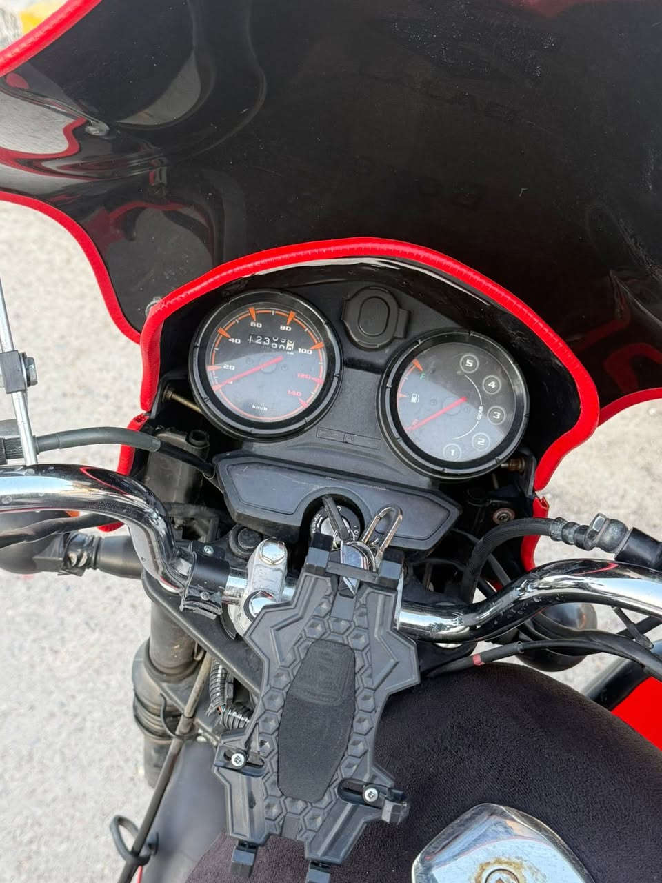 بوكسر 23 اوراق كاملة اصولي
كيجات كلهة شغالة كلهة بلادية 
مكينة بلاد ممفتوحة 
ماشية 123 
بيهة صندوك 
درع 
واقيات مال ايد 
جامة امامي 
لايت زنون 
شريط احمر 
اشاير كهربائيات كلهة شغالة 
تايرات نضاف 
مكاني بغداد البياع 
*********** 
فقط واقية الزنجيل الفوك فاتحة بس موجودة
