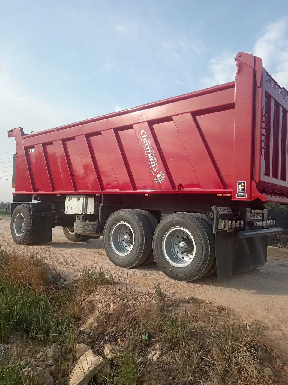 سلام عليكم مقطوره للبيع تسكام ابودواد تخم تاير مديل ٢٠٢٤ ويل صاج مكفول طول ٧٤٠ جاهز كهربائية *********** ***********
