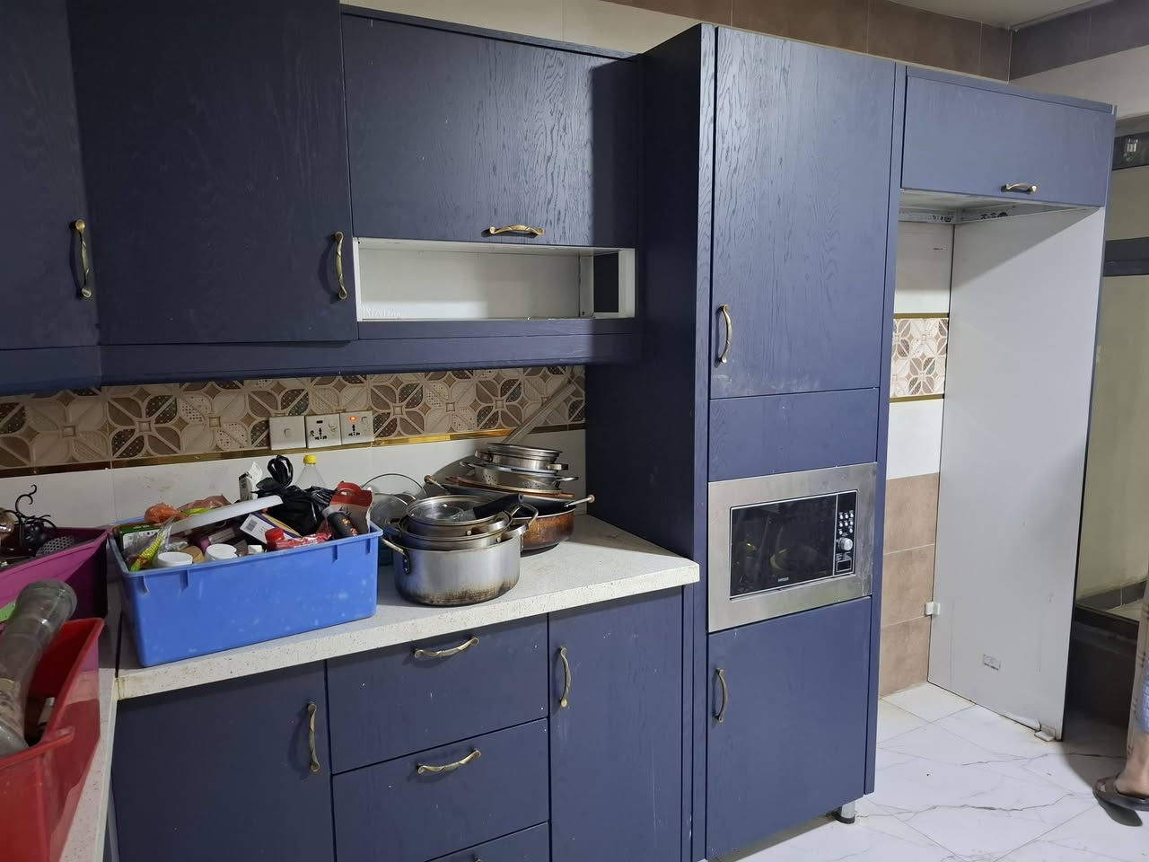 مطبخ بي دي اف والداخل المنيوم للبيع في بغداد الدورة
مقسم حار وبارد الحار ٢٣٠سم 
والبارد ضلع ٣٥٠سم وضلع ١٣٠سم 
البارد جيد بس الحار يحتاج صيانة 
بسعر مناسب الراغب بالشراء المراسلة على الخاص او الاتصال بنا واتساب ***********
مرفق صور المطبخ
