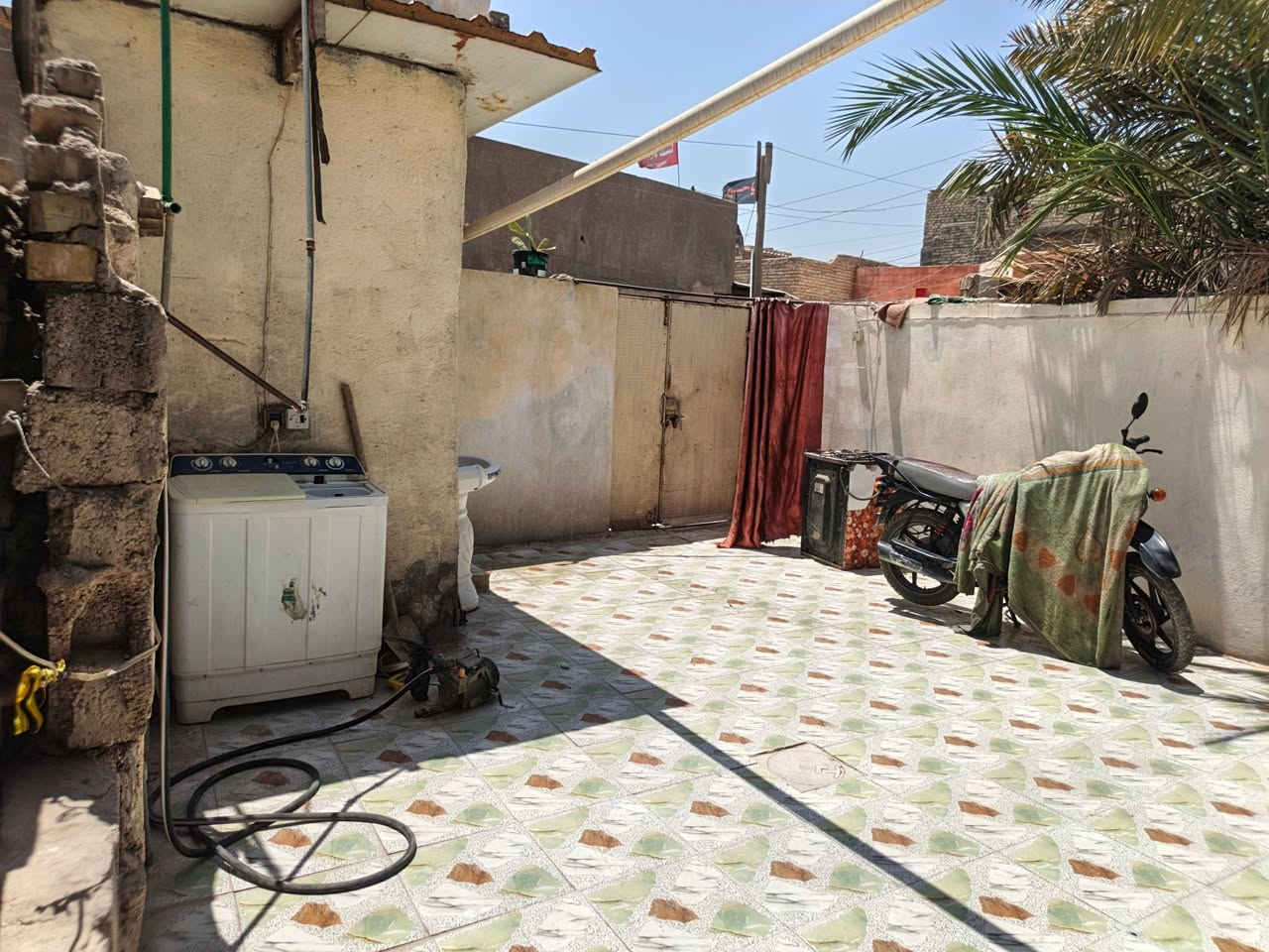 سلام عليكم بيت لبيع مساحه 150 بي غرفه وصاله ومطبخ ستقبال مكانه شارع نجار مقابيل صوره لامام علي رقم ‪‏‪***********‬
