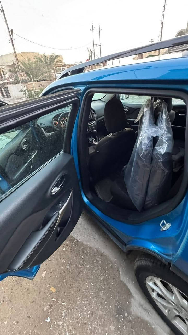 السلام عليكم

جيب شيروكي بزون ٢٠١٨ محرك ٢٤٠٠ 
رقم اربيل باسمي
محرك جديد صارله ١٥ يوم مشدود
صدر جديد بالكامل امامي خلفي صارله شهر مشدود
تايرات تخم جديد
((ضربة السياره چاملغ امامي جهة السايق وچاملغ خلفي نفس الجهه ماواصل للداخل مصبوغه الجهه كلها لتوحيد اللون البنيد مصبوغ اثر شخوط))

نقوصات السياره :
١-تبريد بي ليك مسرب الغاز
٢-ويده مال ماسحات 

السعر ١١٥ وبيها مجال للشراي
المكان البياع حي الاعلام 
للتواصل واتس آب 
***********
