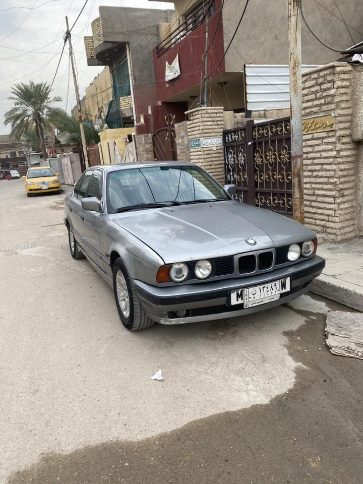 السلام عليكم… BMW للبيع …525 موديل 88 كير محرك صدر نظيف تخم تاير داخل جلد نضيف جداً كشنات امامي تحكم كهرباء 
سياره بيها ضربه بالجاملغ الخلفي اليسره 
تبريد شغال، سيارة بأسمي تحويل ثاني يوم سنويه لحد ال 27 ,,السياره موضحه بالصوره 
وتگدر تجي تشوفها وبيك خير ودلل 
مكاني بغداد الدوره، السعر 44 ورقه وبيها مجال بسيط
رقم الهاتف *********** رقمي الأسيا بي واتساب
***********
