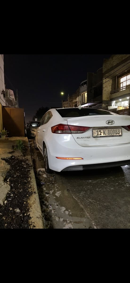 هونداي النترا 2018. وارد امريكي
السعر(103)$ وبيها مجال بسيط
 لون أبيض صدفي 

حادثها جاملغ ودعامية مابيها حادث قوي بدون دواخل وبيها شبر بالصندوك بارد بالعراق بيها رصعات واماكن تقشير بالصبغ والانترا الابيض معروف بهل شي 

 مكينه حداديه تكم قماره لغود شواصي كفاله 

محرك 2000 دوش 

كير AT 

مكاني بغداد القاهرة

رقمي ***********
