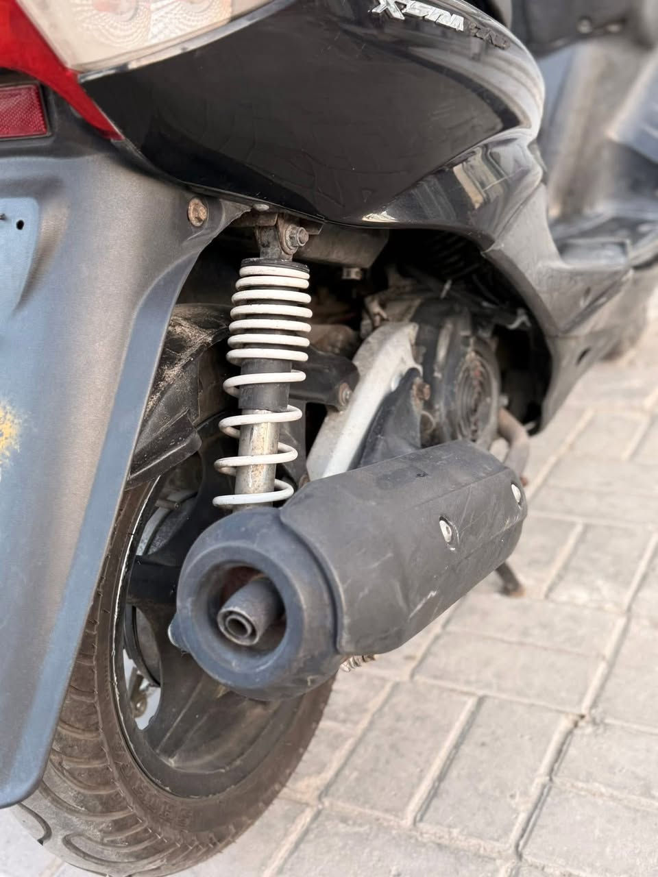 سلام عليكم للبيع دراجة سكنكس نثية – لون أسود أنيق السرعة القصوى: 140 كم نظيفة جدًا – استخدام خفيف – جاهزة للركوب بدون أي مصاريف إضافيه فقط دهن وبانزين 
*********** 
ملاحضه كلشي بيها بلادي
