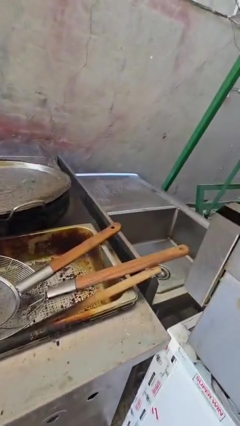 السلام عليكم عندي اغراض مطعم بي هواي شغلات كل ملتزمات المطعم والسعر غير محدد بالتفاهم تواصل مع الصاحب هذا الرقم ***********
