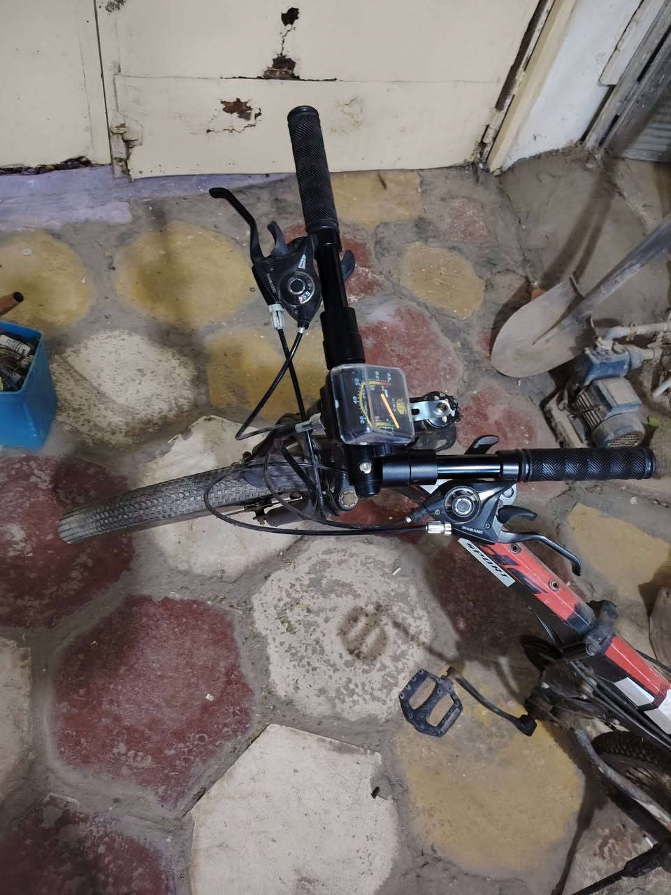 بايسكل جبلي سفاري باله ياباني اخو الجديد فول موصفات ستيرن يطبك لشه تطبك وزن كلش خفيف دبل كير ابريك امامي خلفي دسك تايرات وجوابه جديد مع تاير سبير ويا جديد كيلو متر الوياله بولبرين دراجه ماناقصه برغي كلشي بيه شغال العنوان بابل الحله حي الجزائر السعر 190 الف  تلفون ***********
