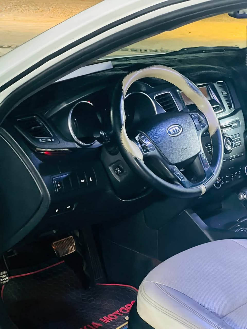 السلام عليكم للبيع او كراوس حسب القناعه
اكاتنزه موديل 12  السياره جديده بمعنه الكلمه تجي وتشوف بعينك  شرط سونار السياره مابيهه نقص بكد البره فول السياره مزوعه مواصفات تخم تاير قبل أسبوع شادهن صدر امامي خلفي بجيس تبريد ثلج بيهه هواي مواصفات فتحه قطعتين السياره جاهزه مطب عليهه ربع وتجي انشوف ذا تختلف عن الصور انطيك كروتك عنواني بغداد 
عنواني بغداد *********** وات ساب 
متواجد ع النت
ملاحضه ( السياره خليجيه )
