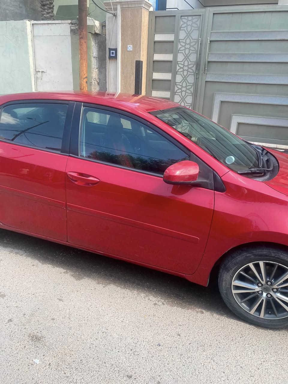 Toyota Corolla LE 2017 السلام عليكم كورلا
المحرك: 1.8 لتر 4 سلندر
ناقل الحركة: CVT أوتوماتيك
نظام الدفع: دفع أمامي (FWD)
نوع الهيكل: سيدان 4 أبواب
مواصفاتهه
كاميرا خلفية.
شاشة معلومات وترفيه 6.1 إنش.
بلوتوث ومداخل USB وAUX.
مثبت سرعة.
تحكم من المقود.
8 وسائد هوائية.
نظام مانع الانزلاق والثبات (VSC)
استهلاك وقود اقتصادي 15–17 كم/لتر.
ماشيه ٩٠ الف حادثهه فقط جنطه وبيهه طخه خفيفه بالباب الخلفي من الجهتين مثل مموضح بالصور 
السعر ١١٧ وبيها مجال بسيط مكان السياره الفلوجة الشارع العام
تواصل *********** 
بي واتساب
