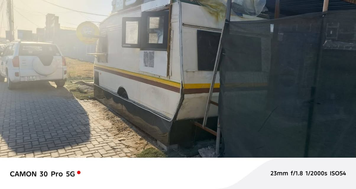 كرفان للبيع متنقل مطبخ مطعم، بي سبلت توسوت واحد طن 5 امبيرات وبي نواعم مال مطبخ
والاسم، اني مكلفني مليون بس الاسم ولله 
كامل هوه وتاسيسه، وشباك المنيوم ، وسقف قرميد حديد
ومغلف الكرفان وتاسيس نقاط بي 6 نقاط كهرباء
وشباك وباب حديد مغلفه
السعر 18 ورقه وبي مجال
مكان البياع المواصلات
شارع الضغط 
***********
