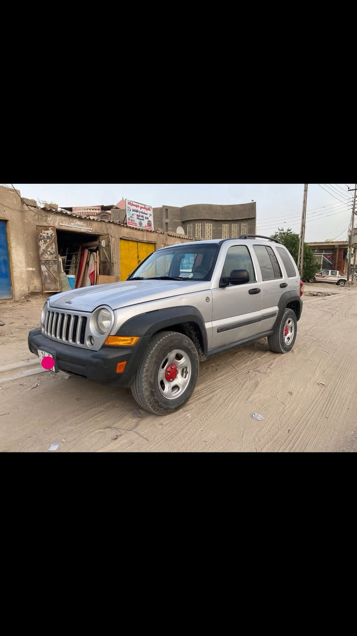 السلام عليكم؛
جيب ليبرتي 2007 خليجي
بيها تنقيص كلش قليل: كلشي بيها شغال ريموت عن بعد .شاشه لمس كاميرة خلفية
لايت زنون تبريد شغال . بيها صبغ  ؛تجي وتشوف بعينك . رقمها جديد (بصرة) السياره بسمي تحويل ثاني يوم  رايدها 80وبيها مجال قليل .***********
