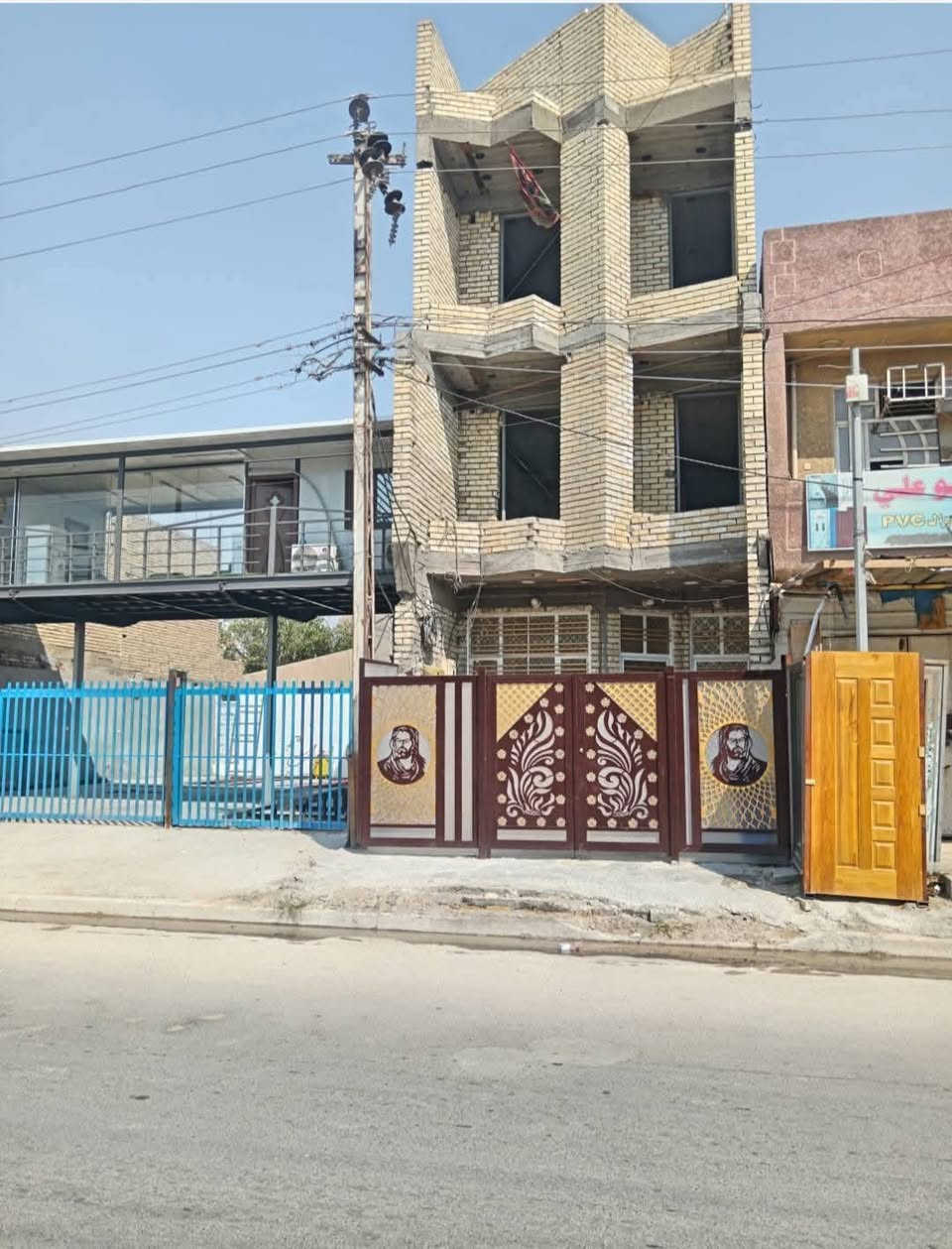 للبيع عقار تجاري بناء حديث موقع مميز جدا البلديات شارع المصرف يصلح لجميع الاستثمارات ك مجمع طبي أو مركز تجميل 100م واجهة 5 النزال 20 محتويات الدار يتكون من ثلاث طوابق ونصف الطابق الأرضي مكون من مدخلين استقبال صالة مطبخ غرفة منام منور مع الخدمات جاهز كليته مرمر سيراميك باقي طابقين ونصف هيكل عضم  مجموع الغرف 6 + 5 حمامات سطحين                                                               ⬇️⬇️⬇️⬇️⬇️⬇️⬇️⬇️⬇️⬇️⬇️⬇️⬇️⬇️⬇️⬇️     لمعرفة السعر اكتب رقم 1 بتعليقات يصلك برسالة لعرض وبيع وترويج وتعقيب عقاراتكم يرجى المراسلة ع صفحة المكتب أو مراسله واتساب ع أرقام المكتب *********** ابو عبدالله 📞***********ابوسلام  عنوان المكتب البلديات شارع المصرف مجاور صيدلية نبع العسل ونكون في خدمتكم والتوفيق للجميع أن شاء الله
