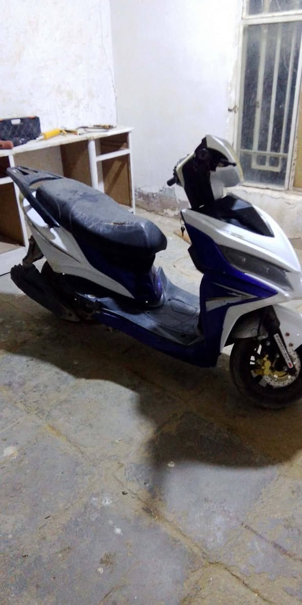 السلام عليكم ورحمة الله وبركاته
دراجه سكنس صيني كامله مكمله تجفيت جديد بوشه وبستم وكور كلها شغاله من طول للطول نكره سلف كهربائيات كلها شغاله ترايك وين ماتريد جاهزة الدراجه 
مكاني سوق الشيوخ السعر 225 مجال قليل 

***********
