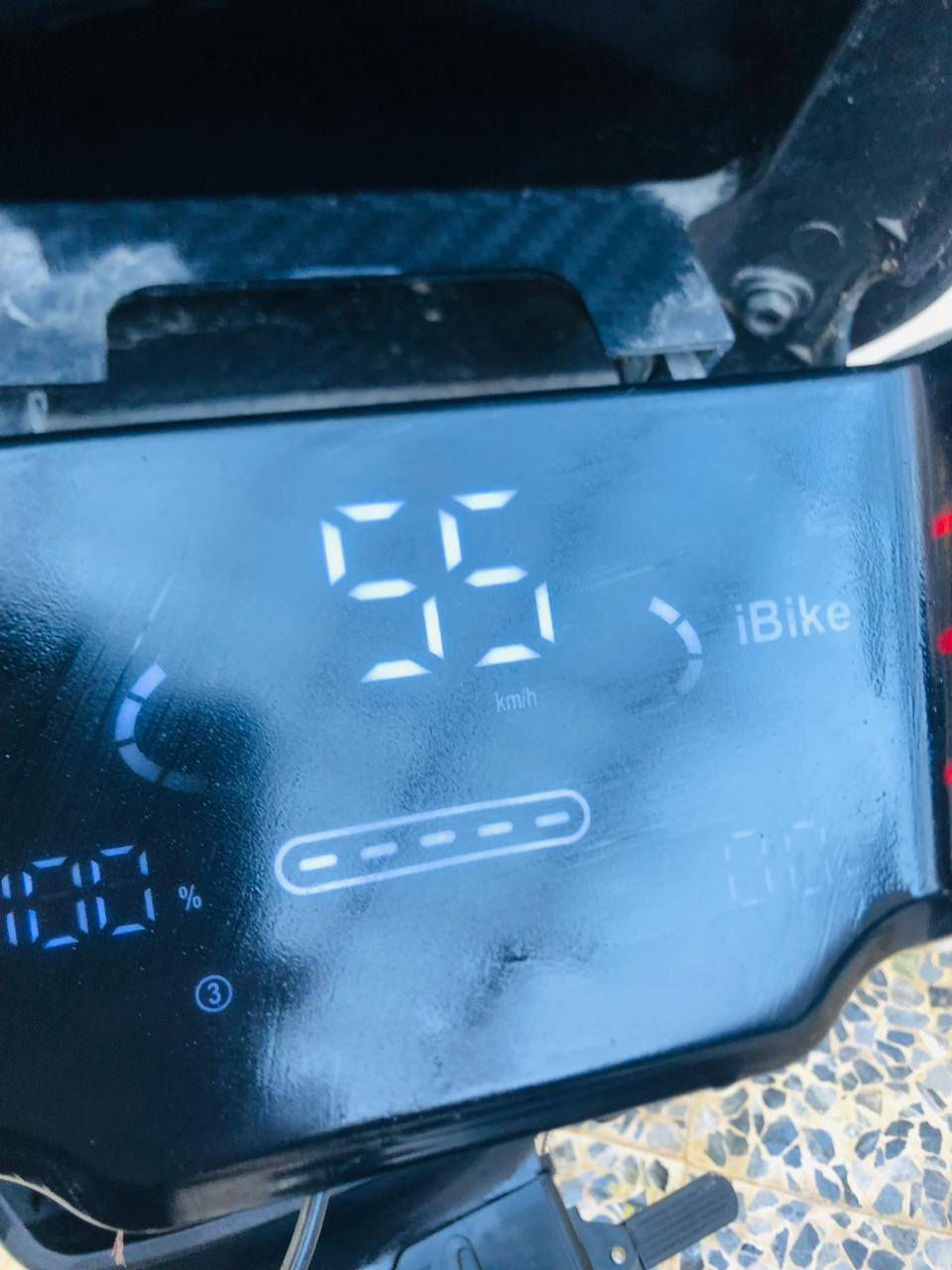 السلام عليكم 
ماطور شحن للبيع 
الموصفات : بطارية 5 مسطره 
سله  اماميه+صندوق خلفي+ بيه نظام P 
3 نمرات السرعه الحقيقيه 55 
التايات چوب ليس
الاسطوب الامامي دهني 
الاسطوب الخلفي بانص 
ملف 800W
 مساحه تحت الكشن 
ومع بدله مطريه + خوده 
السعر : 350 وبيه مجال للطيبين 
المكان : موصل / جانب الايسر 
للتواصل : ***********+ التواصل على الصفحه
