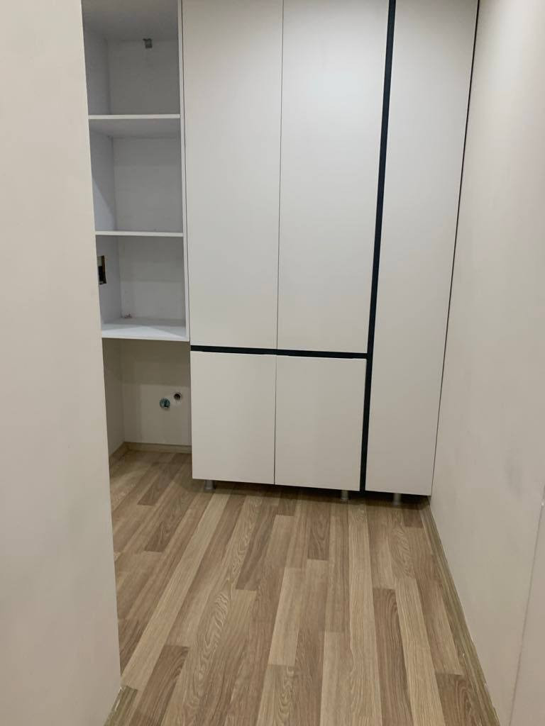 شقة في اربيل للمراوس مع شقة 130 م في مجمع بوابة الكاظمية 
الشقة طابق رابع 
بالطابق شقتين فقط 
شقة غرفتين وصالة ومطبخ ( وحدة من الغرف سويت ماستر يعني حمامات عدد٢ 
مساحة ١٣٦ متر 
٣ بلكونات
٣ سبالت
كاونتر
غاز انابيب
كهرباء وطني + كارت
سيكورتي 
خدمات 
حدايق 
اسواق 
مجمع كامل وسكني وعائلي 
مجمع ژيان ستي بالضبط مع سياج مدينة العاب مجدي لاند تماما بظهره مباشرة
الشقة استلام  ٢٠٢٣ 
الشقة حاليا مؤجرة
للتواصل واتساب ***********
صفحة بانيان هي صفحة تسويق إلكتروني تقوم بالترويج للوحدات العقارية في مجمعات بغداد بناءً على معلومات مقدّمة من المعلنين
