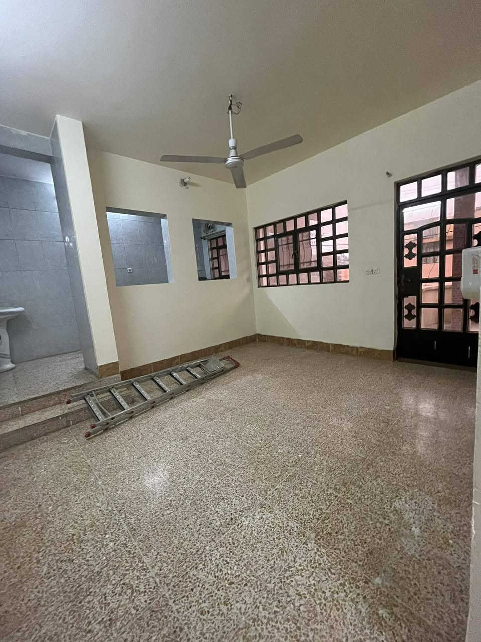 السلام عليكم شقة للايجار في حي الصديق قرب جامع صلة الأرحام متكونة من استقبال وغرفة كبيرة وغرفة صغيرة وترهم للأطفال أيضاً ومطبخ حار وبارد كبير وصغير وصحيات.. مطلوب عدد نفرات قليلة لاتتجاوز الـــ 3 نفرات للأستفسار والتواصل على الرقم التالي 
***********
