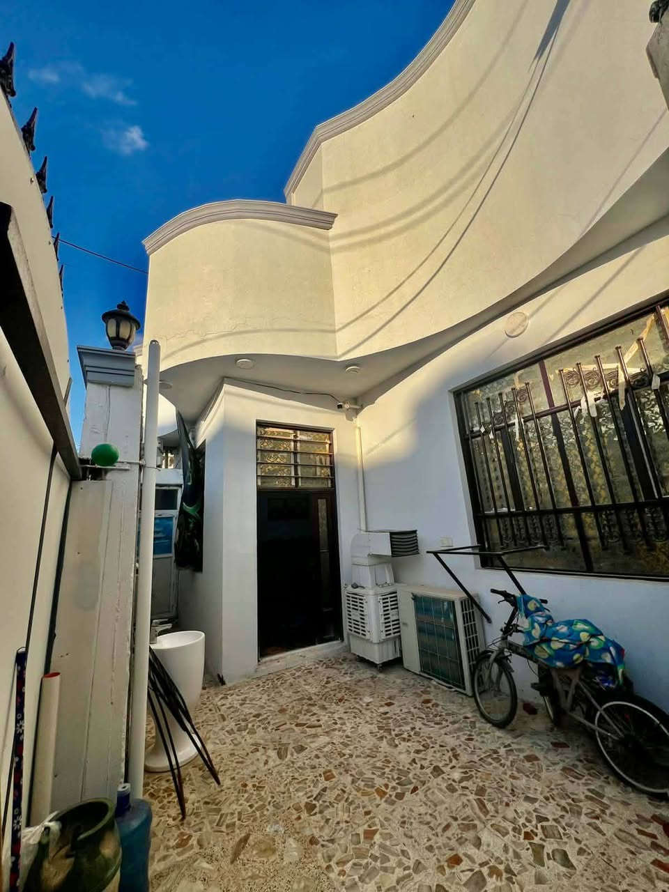 💥💥💥ملاحضه رجان قرأت المنشور بل كامل
وتساب اوالاتصال ***********
💥💥دار للبيع مساحه ((150)) متر  🖼️.،، طابو زراعي سند ٢٥ قرار محكمه مشمول بتطويب مرقم من قبل لبلدية 

،،،، خدمات كامله شوارع تبليط واناره ليليه وكهرباء ومولد

💥💥 وقريب على شارع العام ومدارس اهليه وحكوميه قريبه يوجد مستشفى يبعد عنه اقل ال 200متر 

🏗️🏗️بناء حديث ودرجه أولى جاهز للسكن طابوك

 جمهوري ارضية بورسلين ثقيل درجه اولئ جدرن لوح سقوف جمس مبورد

 بيت 🏠🏡كامل مفتاح وما ناقص كلشي 
🏡🏛️يتكون البيت طابق الاول من غرفتين ،،،،، وصاله ،،، ومطبخ واستقبال وصحيات،، داخليه وخارجيه وكراج جبير 
💥💥مكان مميز جدا بلنجف بملحق قرية الغدير  🧱🧱

🚦🚦🚦ملاحضه يوجد لدينه جميع المساحات والأسعار المناسبه
💥💥💥💥من ال 50 متر إلى 1000 متر

الستفسار اكثر ***********
