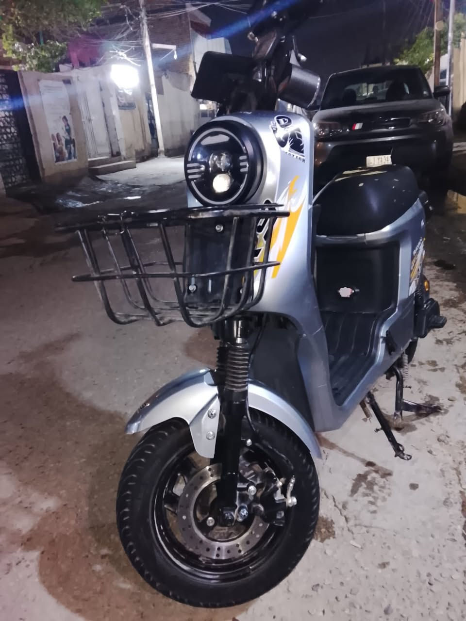 السلام عليكم دراجه شحن R9 من شركه الريان بطاريات ريان اصلي ما مبدله الدراجه مكفوله بيها نقوصات كشن وبربرينات وشخطه بل كڤر الدراجه تجي وياها بصمتين وبايدرات ومرايات وشاحنه اصليه العنون بغداد الدوره ابو دشير الرقم *********** 
السعر 375 وبيها للطيبين
