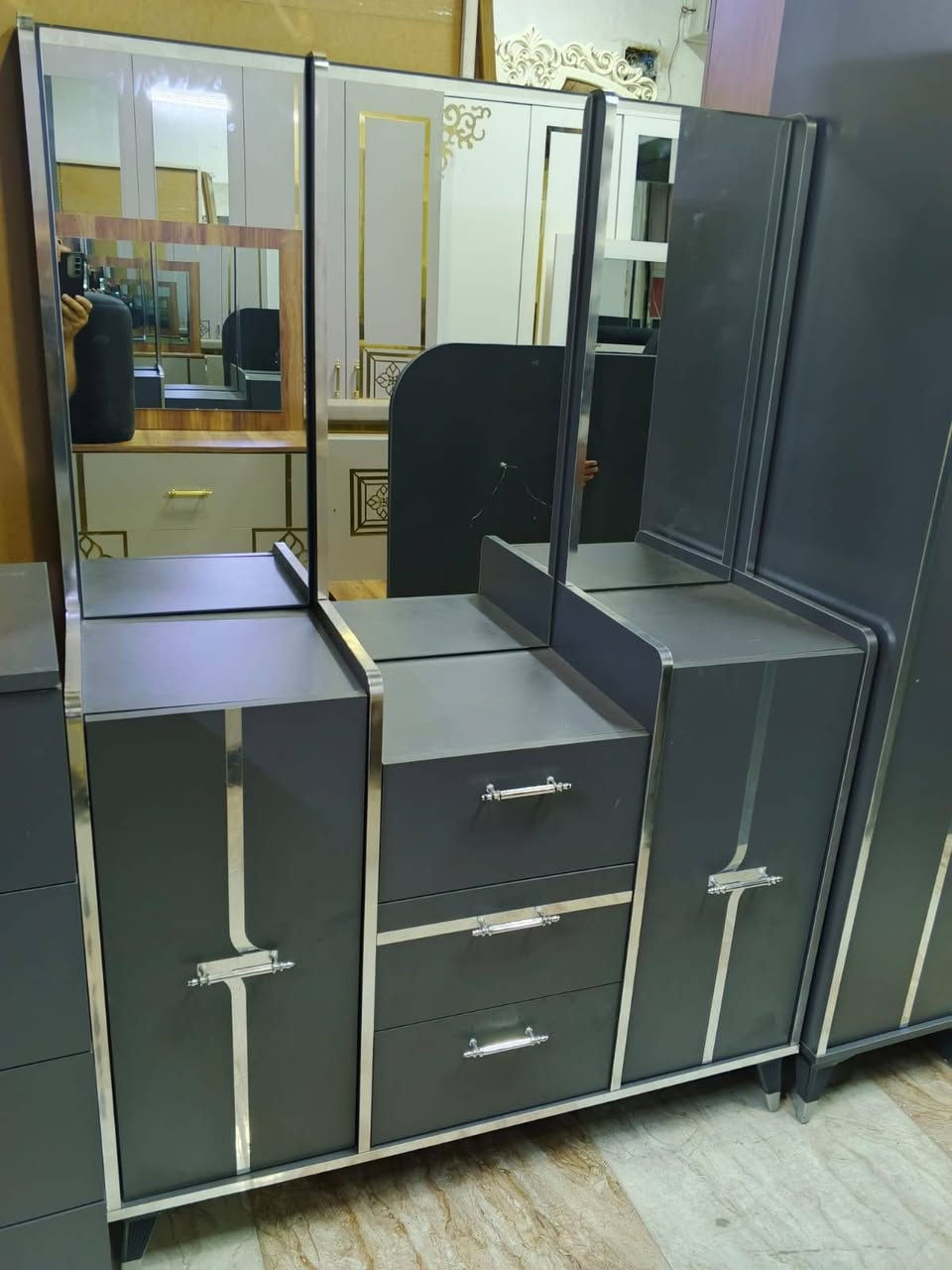 غرفة ٦ ابواب ٩ قطع
للاستفسار ***********
