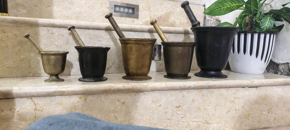 سلام عليكم هاونات بغدادي قديم ارتفاع والسعر موضح بالصور هاونات قديمه ثقيل الهاون الحبير لونه نادر ارتفاع حلو 20 
***********
