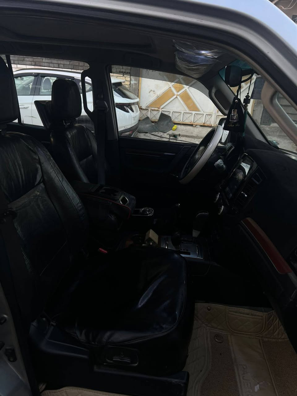 سلام عليكم سياره باجيرو ٢٠٠٨مصبوغه حزام تخم تايرجديد تبريد ثلج كيرومكينه مكفولات السعر شده وخمس ورقات سيارة وارد أمريكي منضومه زنون سيارة خير من الله الاتصال على هذا الرقم ***********
