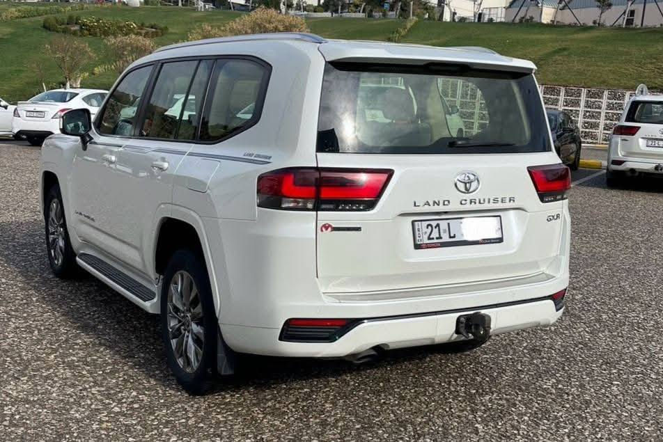 السلام عليكم 
للبيع او مراوس 
تويوتا لاندكروزر GXR SAS 
موديل 2023 
فول مواصفات 3 شاشات تطبيق 
السيارة جديدة جدا بحالة الوكالة 
بيهة مكانين تعديل BDR جدا بسيطات والباقي مكفولة وجديدة 
ماشية 29 الف كيلو حقيقي 
ومن الزيرو لليوم كل كل تبديلات الدهن بالشركة 
رقم سليمانية مميز وبأسمي تحويل مباشر 
السعر 665 قفل بدون اي عملة
مكان السيارة بغداد 
للاستفسار 
***********
*********** بغداد, العراق
