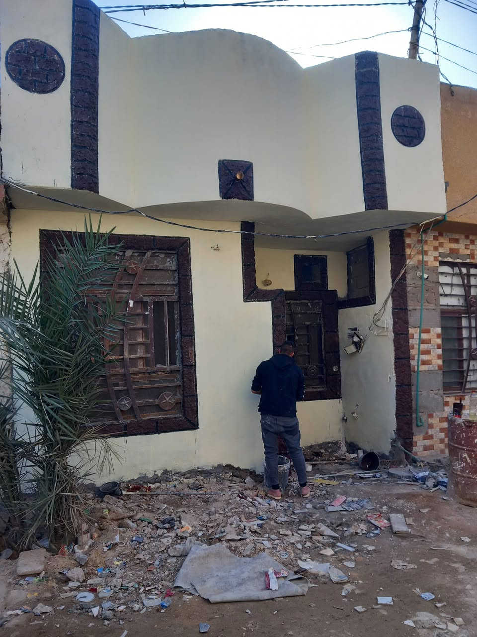 سلام عليكم ورحمة الله  مقاولات عامه كرسته وعمل كل مايخص البناء والترميم لدور القديمه شغل درجه اوله جميع احيا كربلا *********** يوجد وساب وسعار جدا مناسبه
