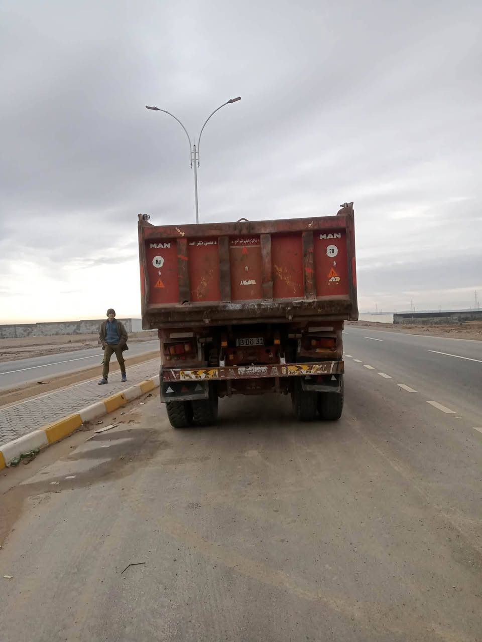 سلام عليكم
كلابه مان موديل 81 مكينه جديد كير مامفتوح 

سياره بسمي الماني نينوى ***********
***********
