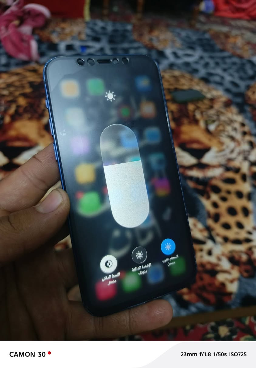 سلام عليكم 12 عادي مبدل شاشه وبطاري وثنينهن اصليات
السعر 200 المكان بغداد 
***********
