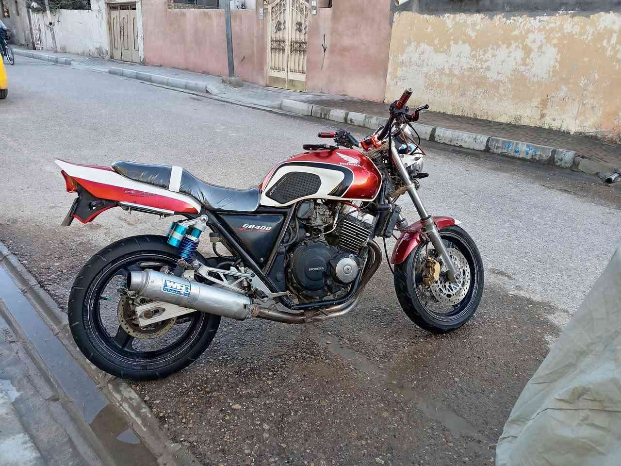 السلام عليكم. 
سي بي فوى ٤٠٠
جيل اول ١٦ ولف
كير مكينه كشر خير من الله
مكينه مكفوله من فتح
عليها هواي شغلات تزويد شوفت عينك
اوراق كامله 
 دهن +ماي زيتي اخضر بدلتهم صالي كم يوم 
استفسار ***********
