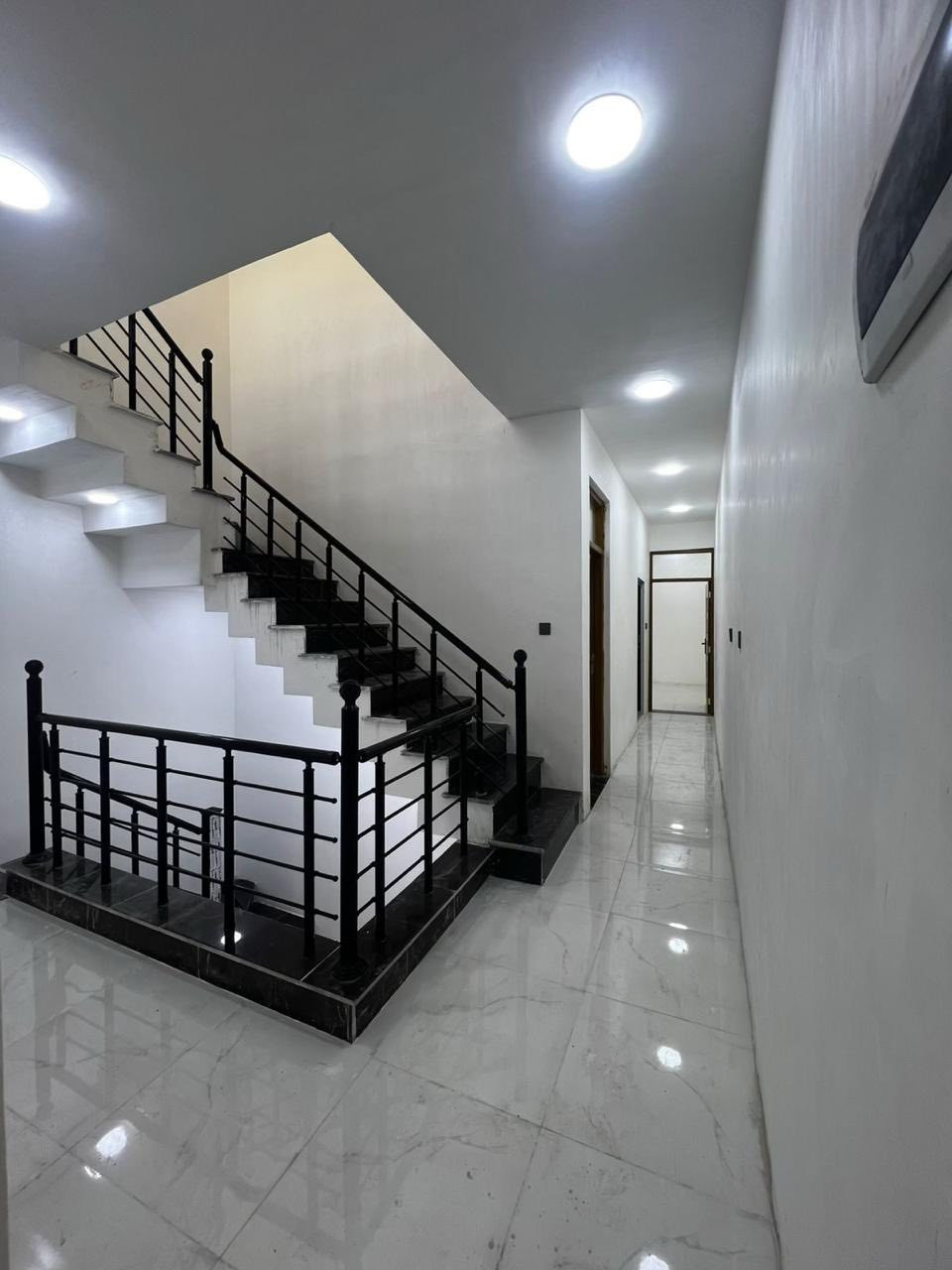 #بيع_شراء_ايجار_بناء_تعقيب_ترميم_تثمين_دور سكنية _
السلام عليكم 
يستمر مكتبنا بتوفير العروض الى زبائننا الكرام 
يعلن مكتبنا عن توفر مشتمل حديث مدخلين للبيع 

المساحة (١٠٠) متر            
الواجهة (٥) متر 
النزال (٢٠) متر 
يحتوي على ؛$
الطابق الاول
كراج صغير واستقبال وحولي مطبخ ومنور وغرفة نوم وخدمات (خارجية وداخلية)
الطابق الثاني
(٣) غرف نوم وخدمات وبيتونة كبيرة وسطحين

السعر (٢٩٧) مليون وبي مجال 

العنوان /الشعب @@@التجار الثانية @@مقابل جامعة الامام الكاظم @@@ 

للاستفسار زيارة مكتبنا الكائن في ألشعب شارع الاسواق المركزية مقابل جامعة الامام الكاظم 
#مكتب_سيف_الساعدي_للعقار 
او الاتصال على الأرقام التالية؛
***********
***********
او التواصل عبر البرامج التالية؛ماسنجر واتساب
