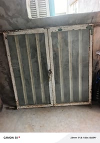 شباك للبيع يفيد لعنده مخزن لعنده غرفة حلال الاتصال 07803532712