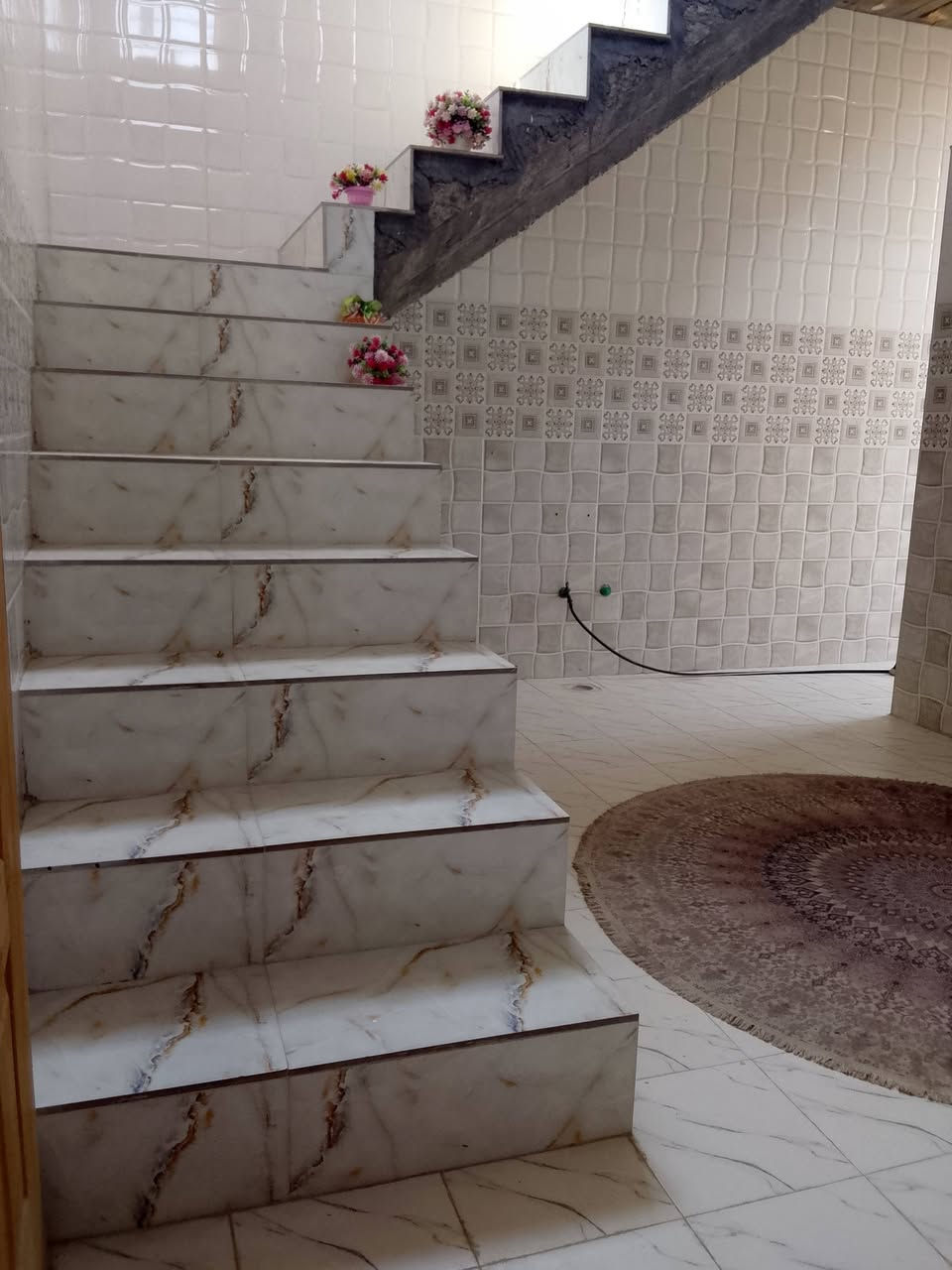 بيت بمحاويل قريه بعلوان 58 وبي مجال مساحه بيت 1000 متر
مساحه بناء 250 
سنه البناء 2025 واجهيه البيت كامله لبيت لبخ داير مدايره مكمل 
البيت ناقصه فقط بورك كهربائيات مسويها فقط شد  اضويه وهايههيه
غرفتين كبار مطبخ 7 امتار هول 7 امتار مجمع صحيات كامل مكمل 
كهرباء ذهبي 
مي واصل لبيت منطقه حلوه ومريحه لسكن وخدمات كامله البعلوان قرب ملعب كرار منطقه متوفره بيها مدراس روضه مطاعم محلات مستوصف 
عياده تمريضيه ‏‪***********‬‏
